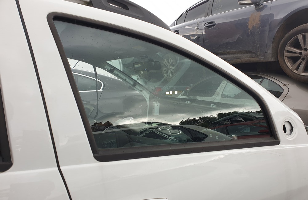 Dacia Duster Laureate DCI Door window glass driver side front
